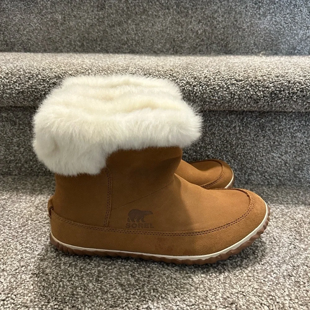Sorel Tan Winter Boots with White Shearling - Picture 2 of 3